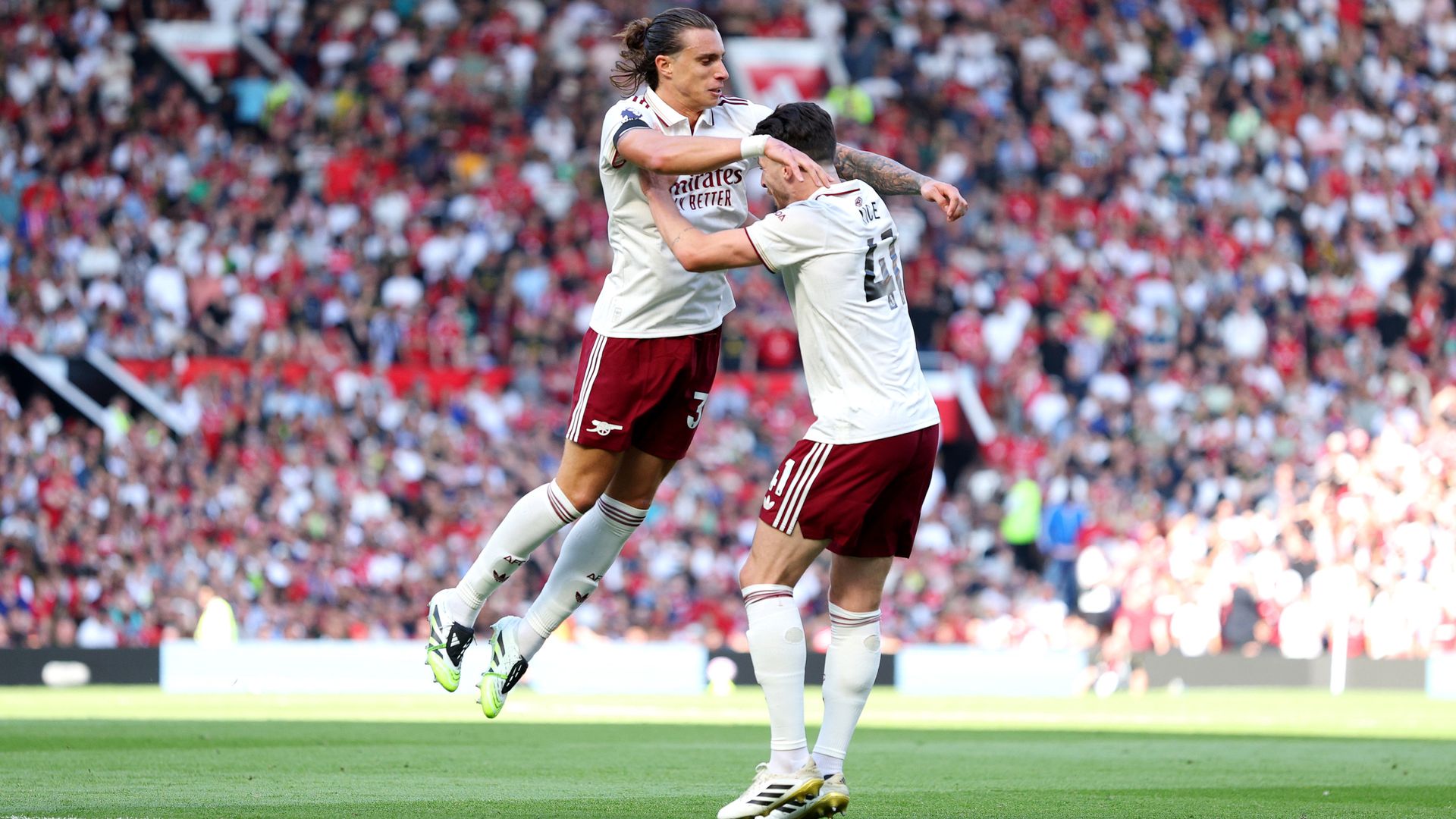 Calafiori header helps Arsenal edge past improved Man Utd in PL opener