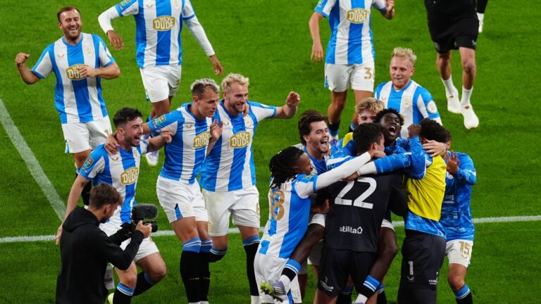 Huddersfield dump Sunderland out of Carabao Cup on pens